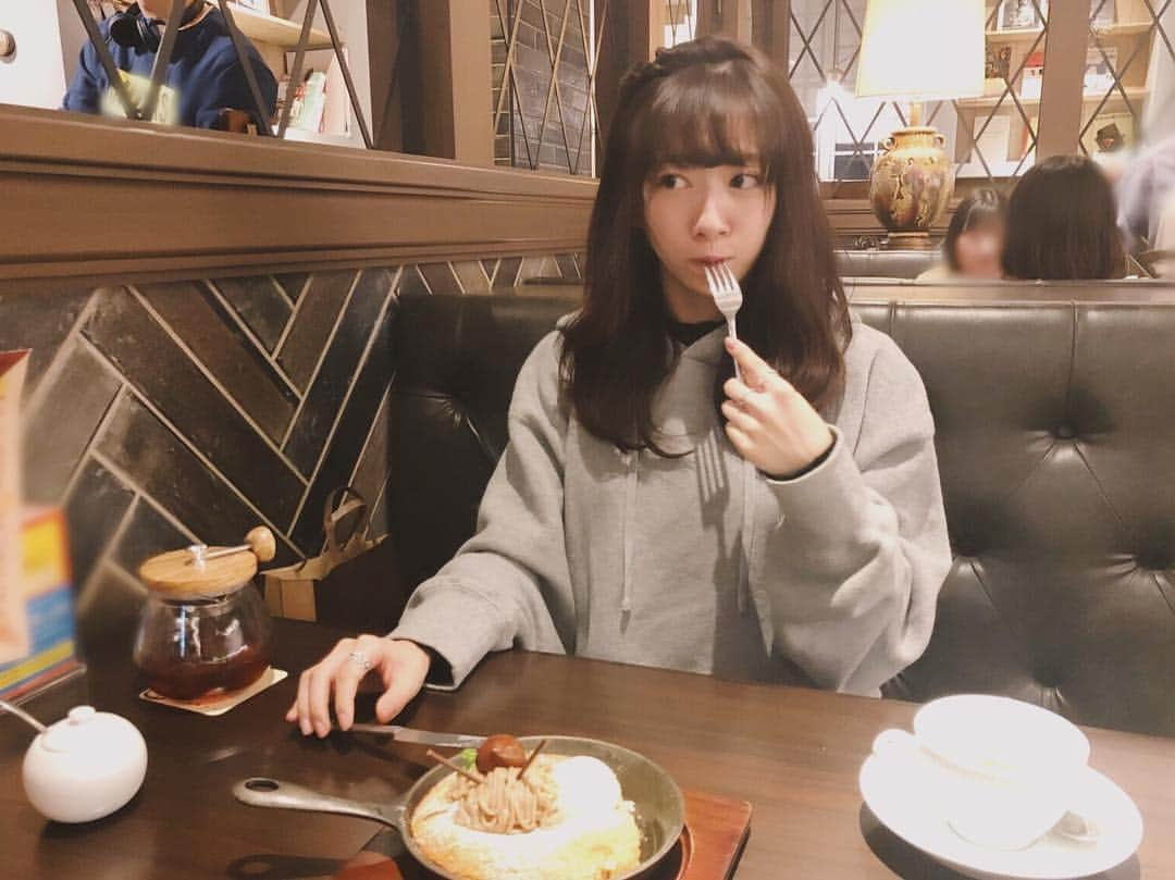 真山りかさんのインスタグラム写真 - (真山りかInstagram)「.﻿ ﻿ chestnut﻿ ﻿ #autumn﻿ #sweets #は #やっぱり #モンブラン﻿ ﻿ #パンケーキ #にも #乗せちゃう﻿ ﻿ #栗 #食べてると﻿ #女子 #って感じ﻿ ﻿ #🌰﻿ ﻿ #この日 #いっぱい食べた﻿ ﻿ #過去pic﻿ ﻿ #まやまにあ﻿ ﻿ .﻿」11月5日 0時04分 - ma_yama_official