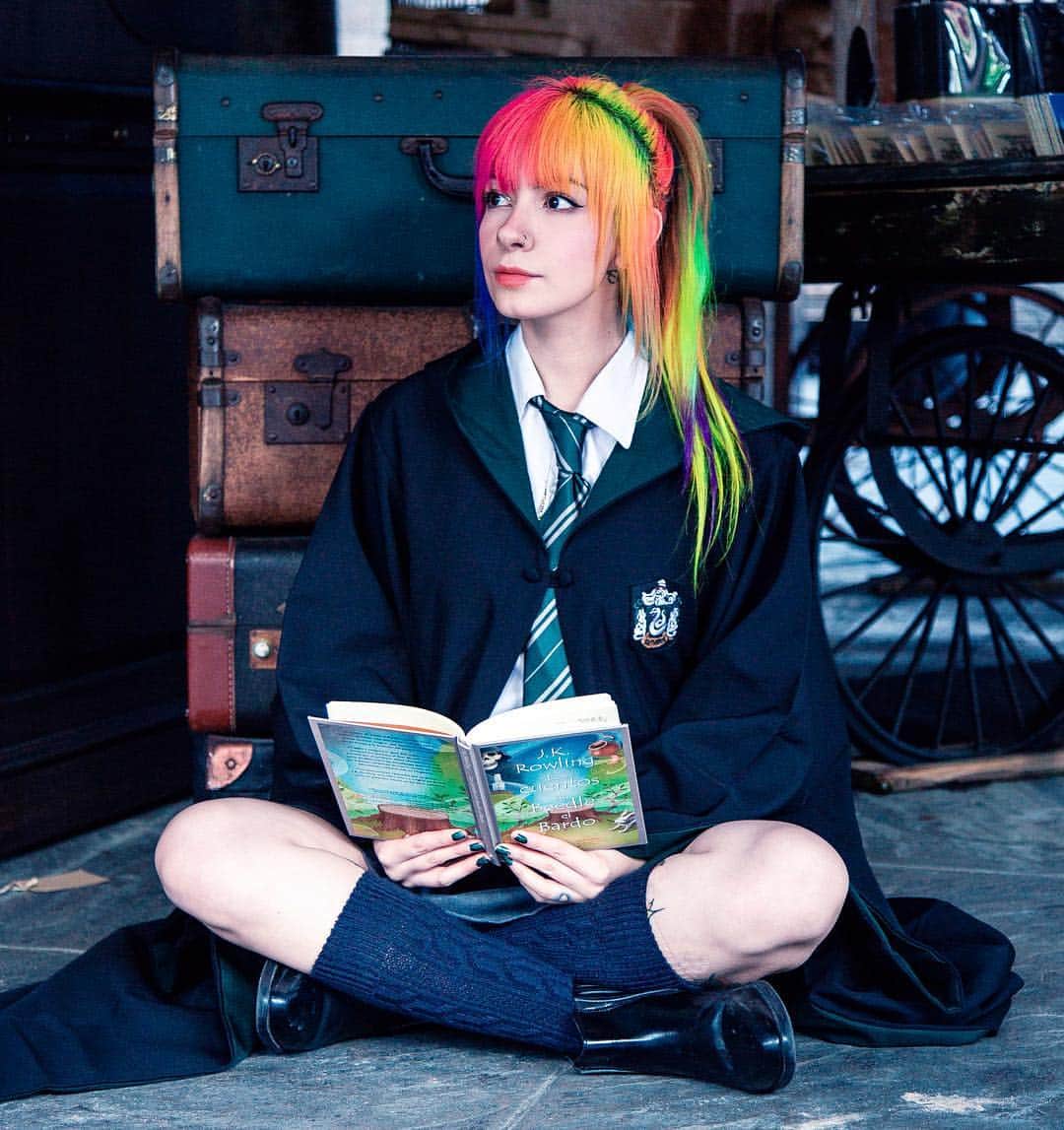 ミランダ・イバネスのインスタグラム：「“Las palabras son la más inagotable fuente de magia, capaces de infligir daño y de remediarlo.” ♡ @universalorlando #wizardingworldorlando #slytherin ♥ 📸: @camarachamp」