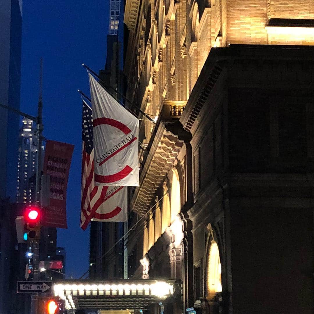 高嶋ちさ子さんのインスタグラム写真 - (高嶋ちさ子Instagram)「ニューヨークに長男と二人旅。念願のホットドック歩き食べが出来て、ニューヨーカー気分。紅葉も綺麗な大好きな季節。 昨日と今日は日本が世界に誇る#久石譲 先生のコンサートが#カーネギーホール  両日即日完売との事。凄いな〜。」11月5日 0時25分 - chisakotakashima