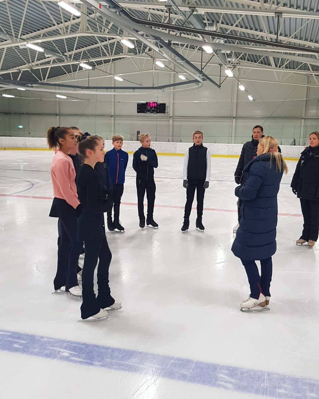 ヨシ・ヘルゲソンのインスタグラム：「En hel vecka i Ulricehamn avslutas med Ungdomslyft ⛸🌟 #skatesweden」