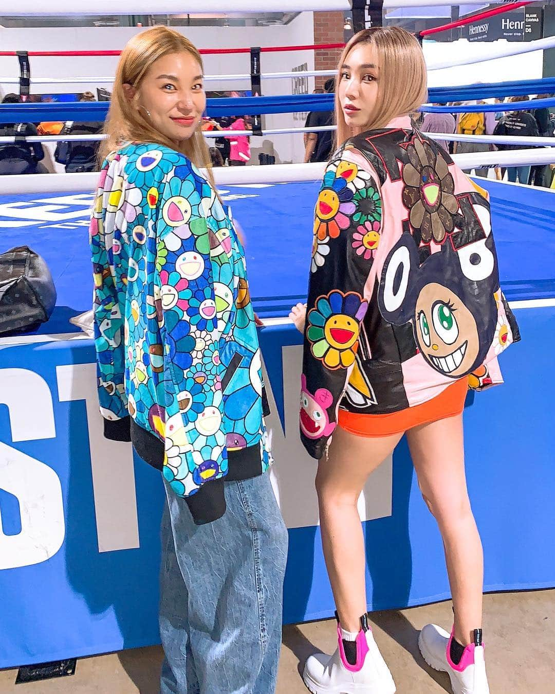 megbabyさんのインスタグラム写真 - (megbabyInstagram)「今日のための洋服😏🌼🌈🧥#ootd #takashimurakami #kaikaikiki #커플룩 👯‍♀️ #complexcon」11月4日 17時29分 - _megbaby_