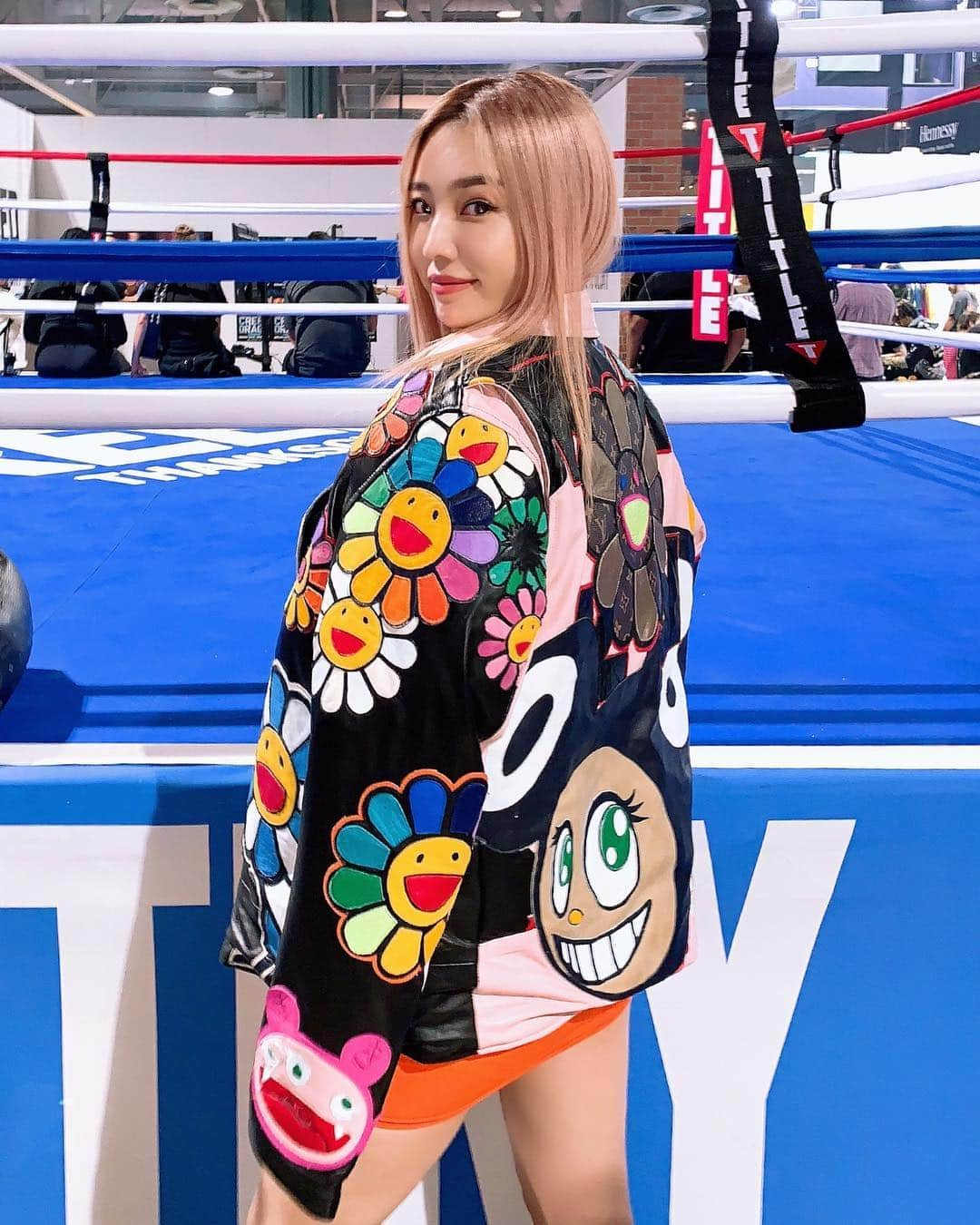 megbabyさんのインスタグラム写真 - (megbabyInstagram)「今日のための洋服😏🌼🌈🧥#ootd #takashimurakami #kaikaikiki #커플룩 👯‍♀️ #complexcon」11月4日 17時29分 - _megbaby_