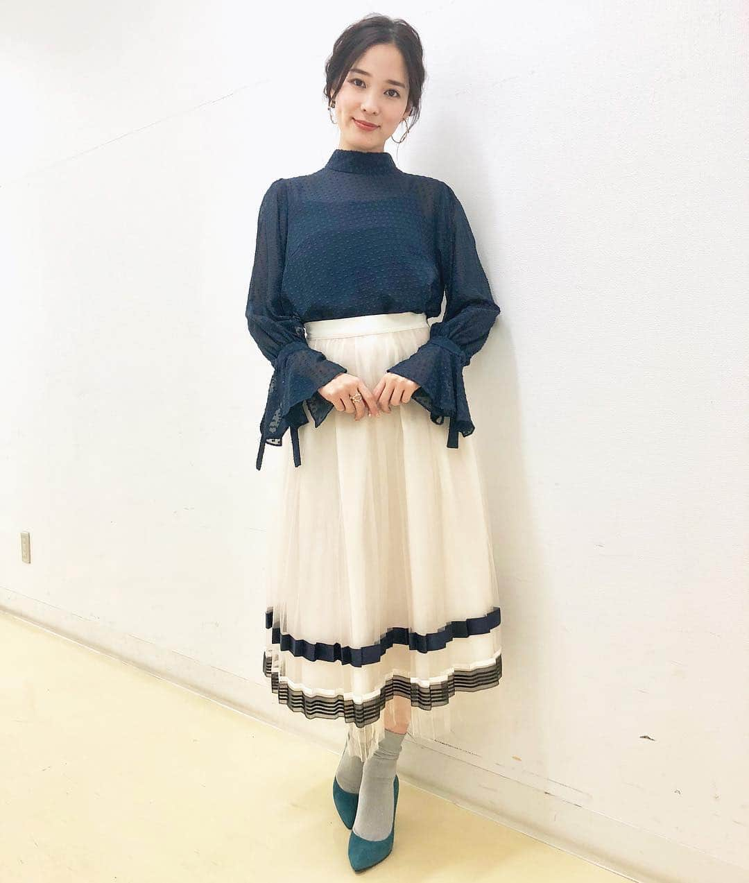 奈津子さんのインスタグラム写真 - (奈津子Instagram)「トークショー後半の衣装とヘアメイクはこちら💁‍♀️✨先ほどのチャイナ服とは違ってエレガントな雰囲気。おかげで、いつもよりは落ち着いた感じでお話できた気がするぞ…！ ・ #talent #actress #japan #가전 #家電 #家電好き #家電女優 #東京 #奈津子 #軽井沢 #軽井沢プリンスショッピングプラザ #4k #衣装 #近藤千尋 #ペンギンズ」11月4日 17時41分 - natsuko_kaden