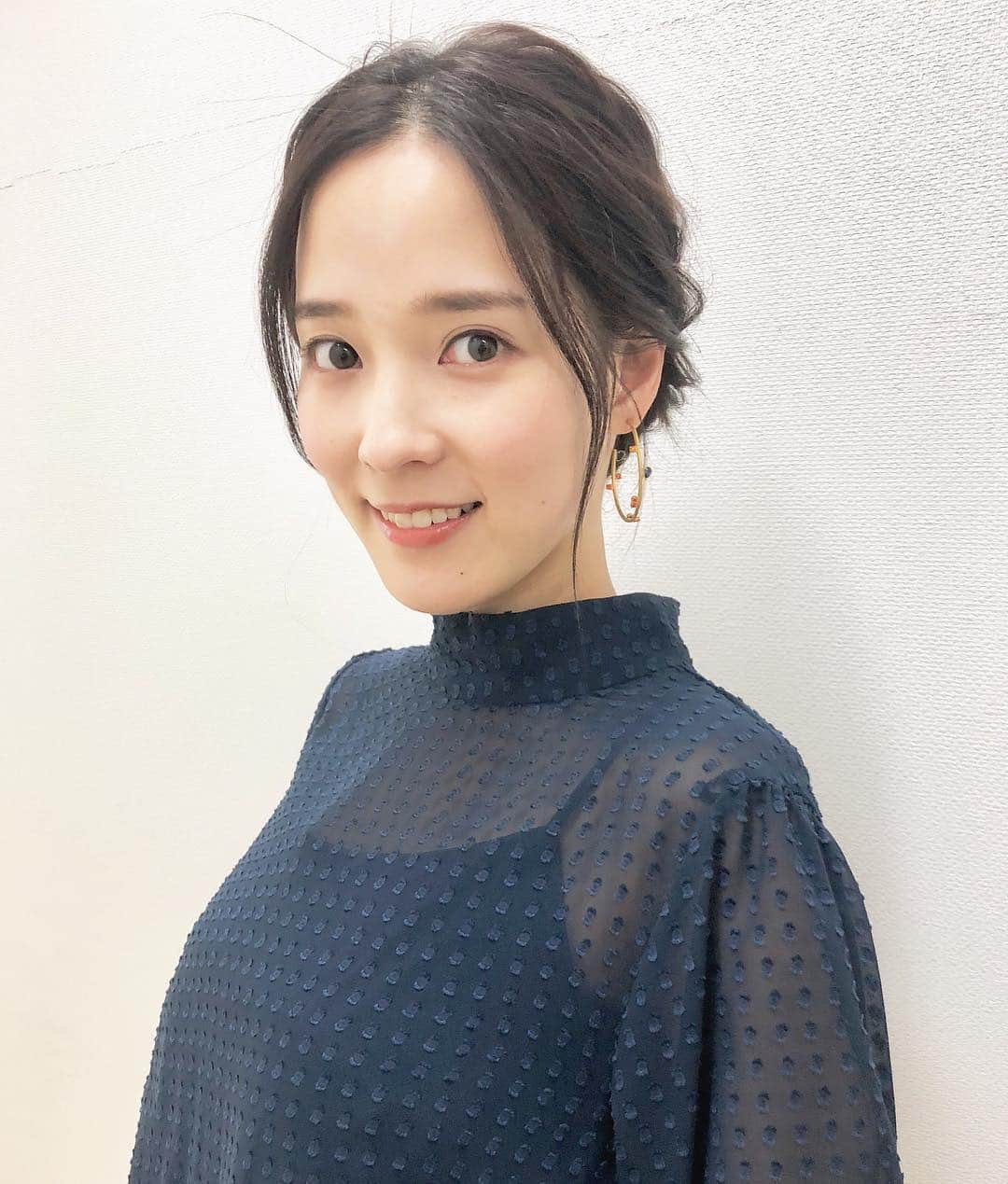 奈津子さんのインスタグラム写真 - (奈津子Instagram)「トークショー後半の衣装とヘアメイクはこちら💁‍♀️✨先ほどのチャイナ服とは違ってエレガントな雰囲気。おかげで、いつもよりは落ち着いた感じでお話できた気がするぞ…！ ・ #talent #actress #japan #가전 #家電 #家電好き #家電女優 #東京 #奈津子 #軽井沢 #軽井沢プリンスショッピングプラザ #4k #衣装 #近藤千尋 #ペンギンズ」11月4日 17時41分 - natsuko_kaden