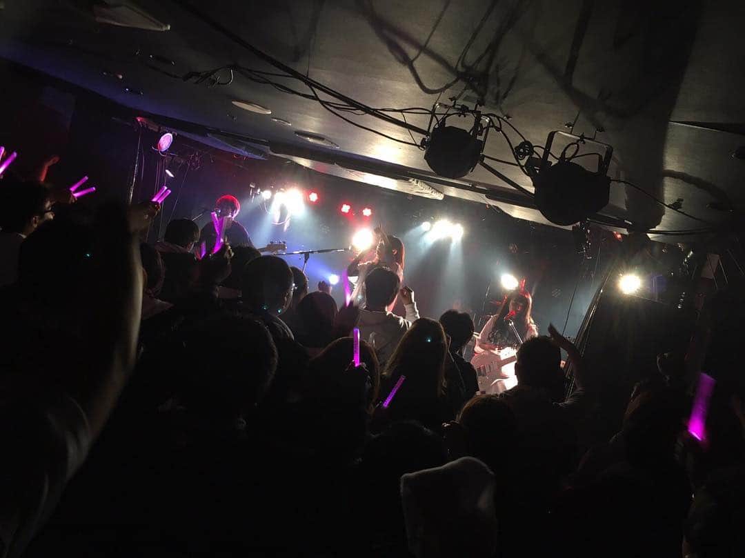 yucat（加藤有加利）さんのインスタグラム写真 - (yucat（加藤有加利）Instagram)「PARALLEL LIVE vol.13-旅ノ途中- @大阪STARBOX 2018.11.3 sat. ・ 逢いに来てくれたトラベラーのみんな楽しい音楽の時間をありがとうございました！！ 東京公演があるので多くは語れませんがやっぱりライブは最高だ(๑˃̵ᴗ˂̵) 私、今、生きてるって感じる。 とてもとても愛の溢れる居場所をくれるみんなみんなに感謝。とってもあったかい。 1年ぶりの大阪最高でした。 また必ず逢いに行きます！！ ・ Vo&Gt.yucat Gt.YASHIRO Ba.萩原みのり Dr.小久保里沙  Sound Effect＆Manipulator.溜尾斡砥 ・ 大好きなメンバーで大好きなトラベラーと大好きな音楽を奏でられて私は幸せ者だな。 ありがとう！！東京も最高の時間にしよう🎶 ・ #yucat #ユキャット #ワンマンライブ #大阪 #大阪starbox #ガールズバンド #girlsband #singer #singersongwriter #band #rythem #加藤有加利」11月4日 17時49分 - yucat1031