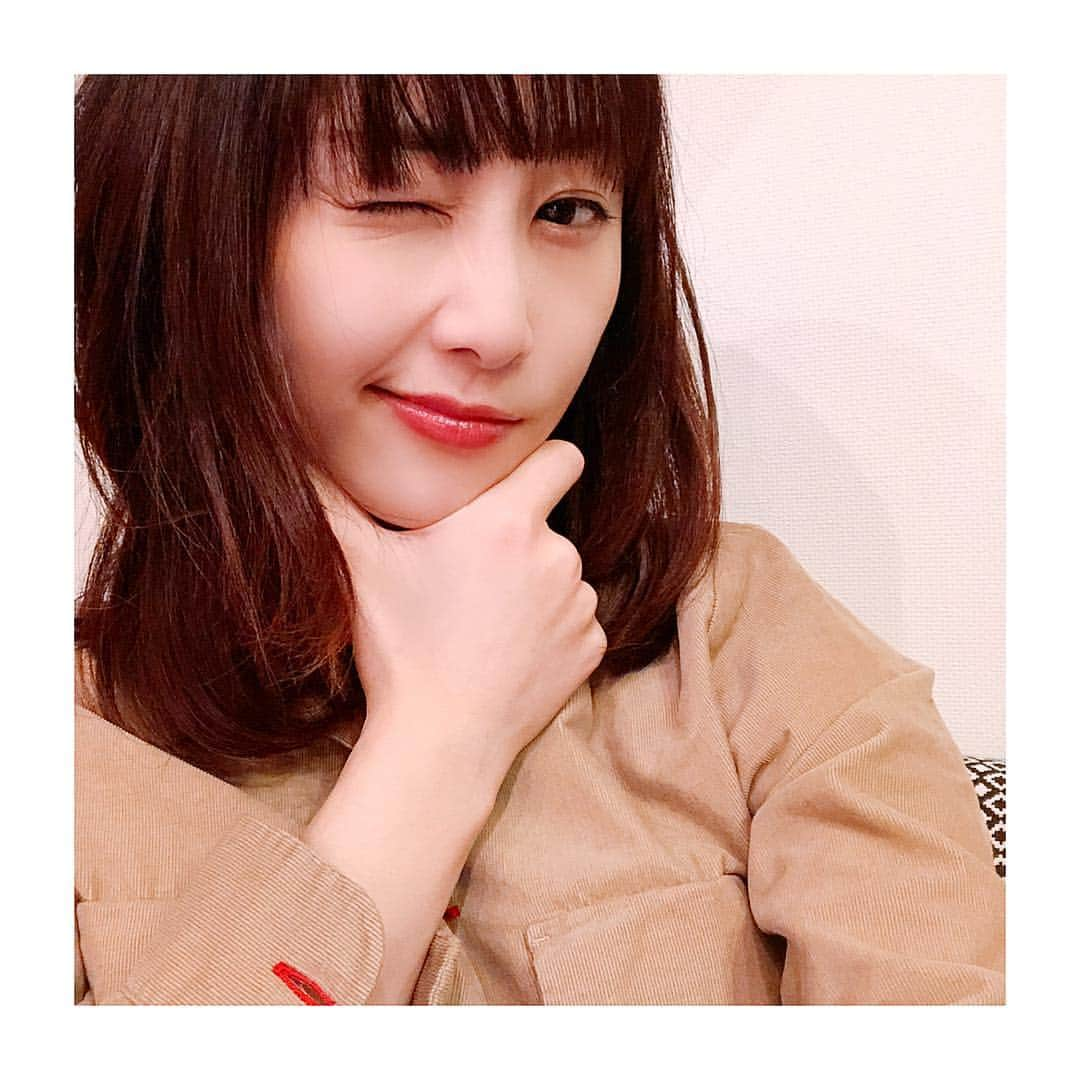 松井玲奈さんのインスタグラム写真 - (松井玲奈Instagram)「目にゴミが入った人 顎を掴んでる人 じゃなくて、昨日お会いしたメイクさんにメイク道具は流行りがあるから、そのシーズンのものを使うだけで今っぽくなるって教えてもらいました。 確かにーって。 今日は赤いリップにピンクのグロスを重ねてみた。よき色。 あ、ちなみにこれは偶然の1枚。」11月4日 17時51分 - renamatui27