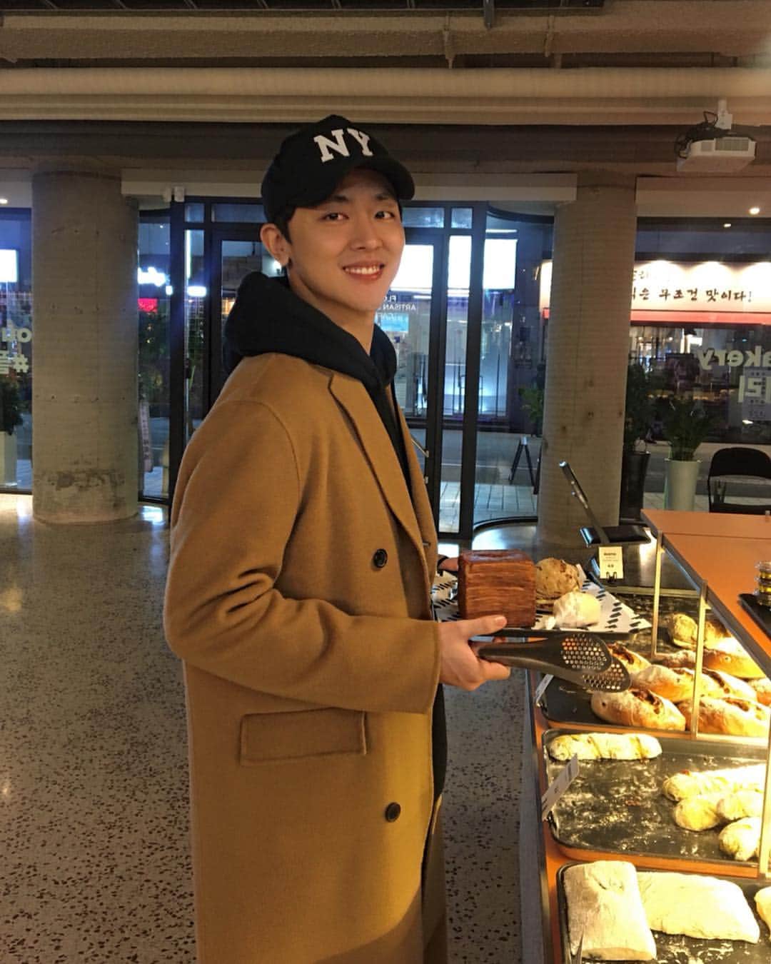 チャン・ジェホのインスタグラム：「🍞🥖🥐 #flourbakery」