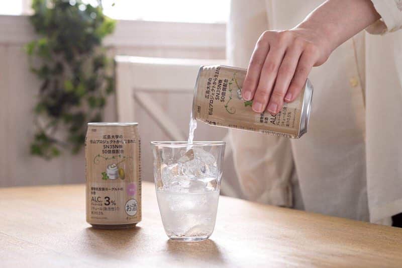 カインズさんのインスタグラム写真 - (カインズInstagram)「【cainz】 2018モンドセレクション金賞受賞！ 植物乳酸菌SN35N株を2000mlあたり1000億個、900mlあたり450億個配合した「植物乳酸菌ヨーグルトのお酒」。桃果汁を使用した優しい味わいで、乳酸菌生活をサポートします。 . 植物乳酸菌ヨーグルトのお酒 900ml 価格 598円(税込) . 植物乳酸菌ヨーグルトのお酒 2000ml 価格 980円(税込) . 植物乳酸菌ヨーグルトチューハイ 価格 128円(税込) . 詳しくはこちら http://www.cainz.com/shop/g/g4549509367901/?utm_source=sns&utm_medium=fb&utm_campaign=181104_02 . #カインズデザイン展 #カインズオリジナル #植物乳酸菌 #ヨーグルト #酒 #チューハイ #桃果汁 #モンドセレクション金賞 #designexhibition #cainzoriginal #plantlactobacillus #yogurt #liquor #shochuhighball #peachjuice #mondeselectiongoldaward #cainz #CAINZHOME #カインズ #カインズホーム #くらしにららら」11月4日 19時13分 - cainz_official
