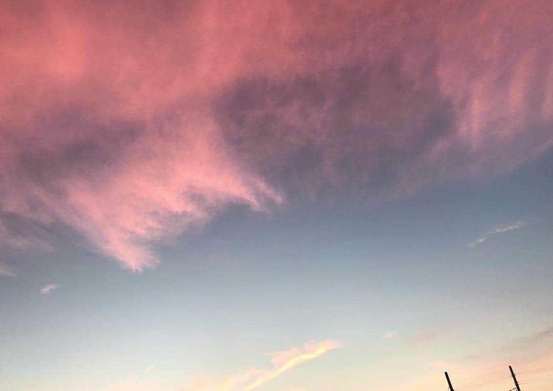 喜多乃愛さんのインスタグラム写真 - (喜多乃愛Instagram)「♥ 綺麗な空〜✩ こういう色すき☺︎︎ 今年もあと2ヶ月。頑張ろっと！ ・ 今夜21時54分からは 『夢の通り道』🏰💕✨ ぜひ見てね。。♡ #夢の通り道 #ディズニーランド #ディズニー」11月4日 19時33分 - kitanoa_official