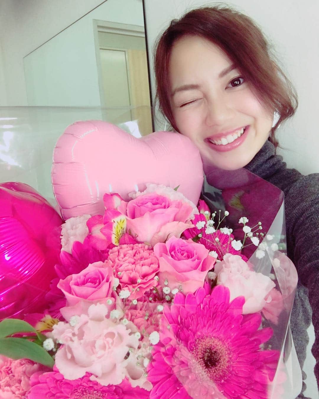 のインスタグラム：「#千秋楽 #無事に迎えました #お花いただきました #ため生き #ありがとうございます #泣き虫でごめんね #本当に幸せにでした #チームブルーでよかった #ありがとう #ぴんく #れなぽいお花って #嬉しかったよ #どっちもぴんく」