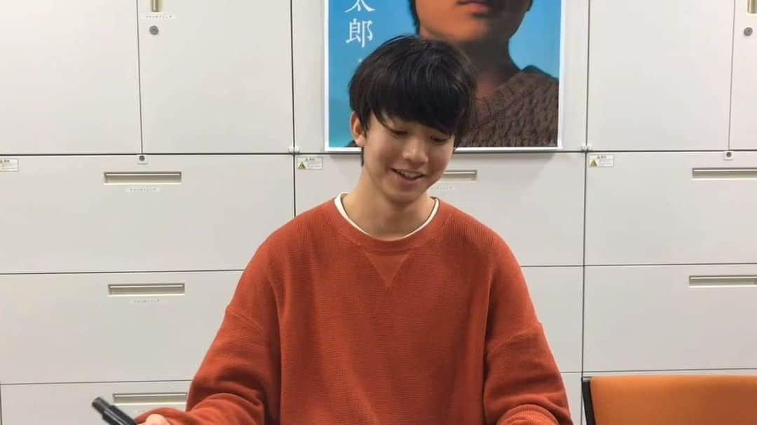 伊藤健太郎のインスタグラム：「『G 健太郎』写真展限定・写真パネルへのサイン動画をティロリロリーン！ . 今回はアート作品ということで、通常とは異なるレアサインを書きました！！ . そして、抽選会も無事に終了！ 当選された方には後日なにか届きます！ ドキドキしながらお待ちください！！ . @aoao_tt_ ‪  #aoao #伊藤健太郎  #G健太郎 発売中 #G健太郎写真展  #アート写真  #今日から俺は 11/4 #ツンツン頭は地毛  #戸塚純貴 様 #ルームロンダリング MBS：11/4 TBS：11/6  #続時をかける少女 DVD発売中  #覚悟はいいかそこの女子 公開中‪‬‬ ‪ #コーヒーが冷めないうちに 公開中 #プレカトゥスの天秤  リリース開始 #トラヴィスエーヴァルト #ういらぶ 11/9 公開  #健太郎ANN0 11/17  初回DVD発売中 #ムビふぁぼ 11/19 24:58 #この恋はツミなのか #恋ツミ MBS：12/2 TBS：12/4  #LIFE 12/19 #忍べ右左エ門  #アシガール 12/24」