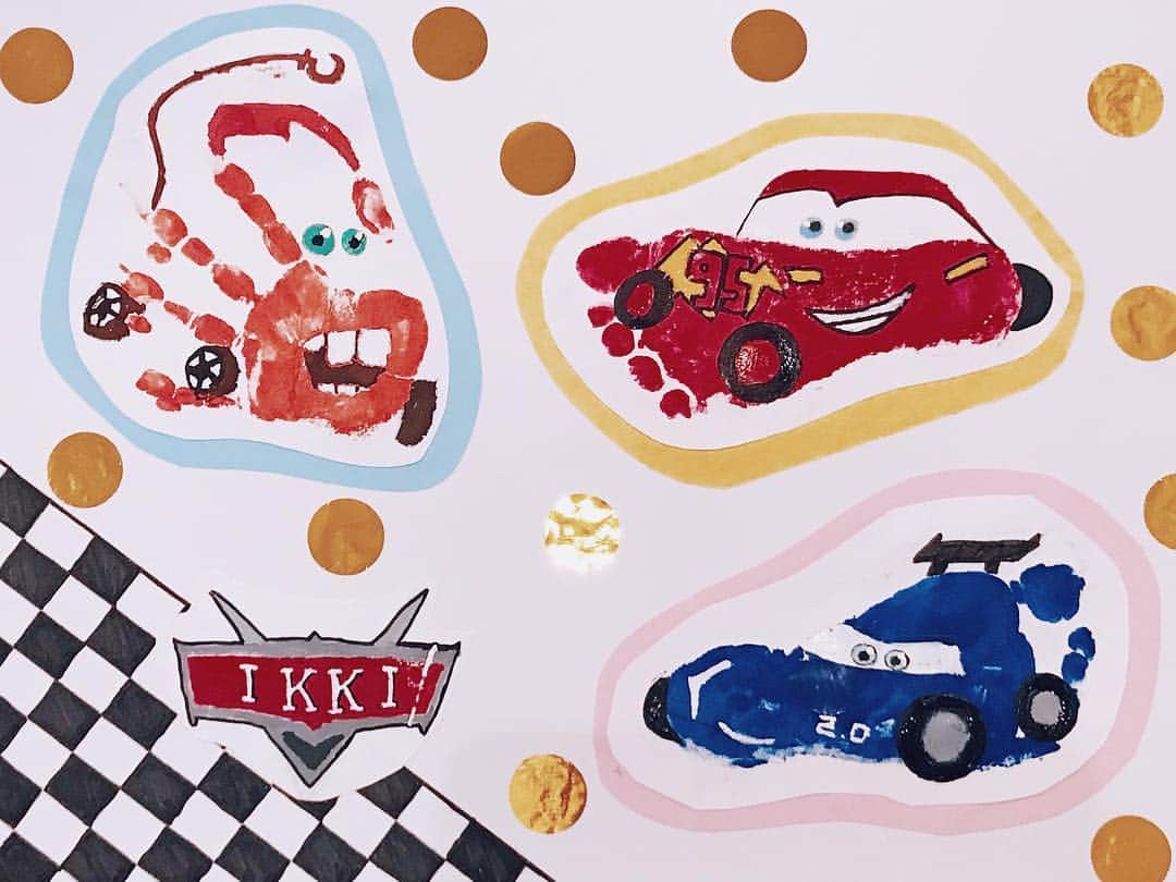高橋菜摘のインスタグラム：「#手形足形アート  工作とか制作とか嫌いだけど 息子が喜ぶ事を想像しながら 頑張ったら楽しかった♡ カーズはおっとくんが手直し🏎 ←上手いんだから最初からやってよ😑w . 妹の生後12日目の手形ゾウさんが ちっこすぎて可愛いすぎ🤣💕 これは3年間使う製作本の 表紙と裏表紙になります。 3年後手足を合わせたら どのくらい大きくなってるかなぁ。 ________________ #幼稚園製作」