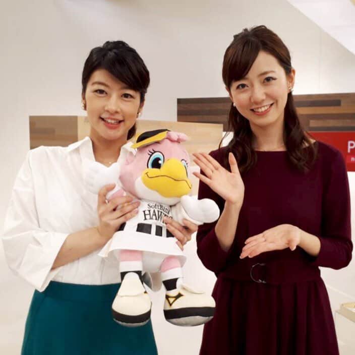 フジテレビアナウンサーのインスタグラム：「内田嶺衣奈です🙂 週末の夕方のニュース、プライムニュースイブニングを担当しています❣️ 今週末はホークスが日本一を決めました⚾️👏 日本シリーズ、連日の熱戦に私たちも大興奮でした✨✨ また来週〜👋💕 #プライムニュースイブニング #生野陽子 #福岡出身 #内田嶺衣奈 #フジテレビアナウンサー」