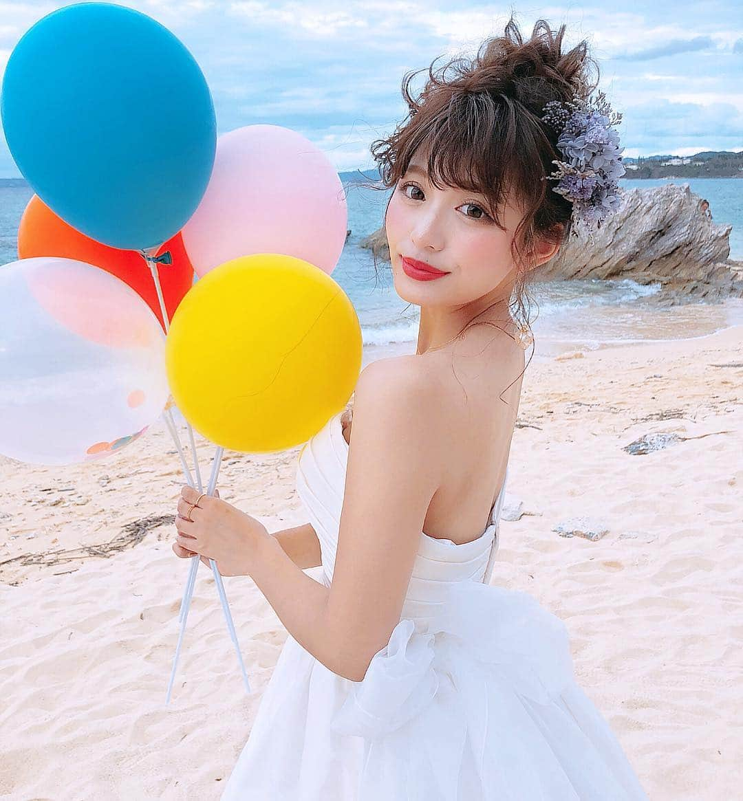 伊藤実祐さんのインスタグラム写真 - (伊藤実祐Instagram)「. . 🐚🐳🌈🌤🎈💓💐💍🌴🌺👗 . 最近ウェディングドレス 着せて貰うことがまた多い ♥︎ . 結婚も 成人式も 何回したやろ🤤← . . こんなけ沢山、経験させてもろてると 自分が本当に結婚する時ドレスへの こだわりが強くなりそう多分そう😆💓💨 . もう着たいカラードレスの色もイメージもある...🙊 #予定はまだない . . 今はまだ周りからの結婚報告に ほっこり幸せを分けてもろてる😌 . 来月も大切な友達が結婚式あげる... ♥︎ . . #沖縄 #沖縄旅行 #沖縄撮影 #okinawa #ウェディング #ウェディングドレス #ウェディングヘア #ウェディングフォト  #ヘアアレンジ  #プレ花嫁 #モデル #TOKYOcreatist #JETs👣 #伊藤実祐 #いとうみゆ #みゆちゃい . . 大好きな秋が終わりかけてきてる... 寒い悲しい😖 .」11月4日 20時25分 - miyu.61