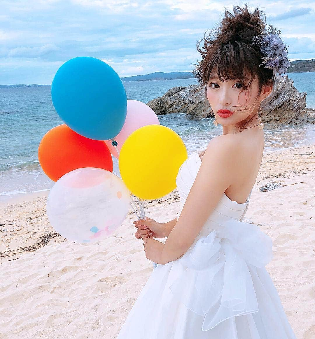 伊藤実祐さんのインスタグラム写真 - (伊藤実祐Instagram)「. . 🐚🐳🌈🌤🎈💓💐💍🌴🌺👗 . 最近ウェディングドレス 着せて貰うことがまた多い ♥︎ . 結婚も 成人式も 何回したやろ🤤← . . こんなけ沢山、経験させてもろてると 自分が本当に結婚する時ドレスへの こだわりが強くなりそう多分そう😆💓💨 . もう着たいカラードレスの色もイメージもある...🙊 #予定はまだない . . 今はまだ周りからの結婚報告に ほっこり幸せを分けてもろてる😌 . 来月も大切な友達が結婚式あげる... ♥︎ . . #沖縄 #沖縄旅行 #沖縄撮影 #okinawa #ウェディング #ウェディングドレス #ウェディングヘア #ウェディングフォト  #ヘアアレンジ  #プレ花嫁 #モデル #TOKYOcreatist #JETs👣 #伊藤実祐 #いとうみゆ #みゆちゃい . . 大好きな秋が終わりかけてきてる... 寒い悲しい😖 .」11月4日 20時25分 - miyu.61