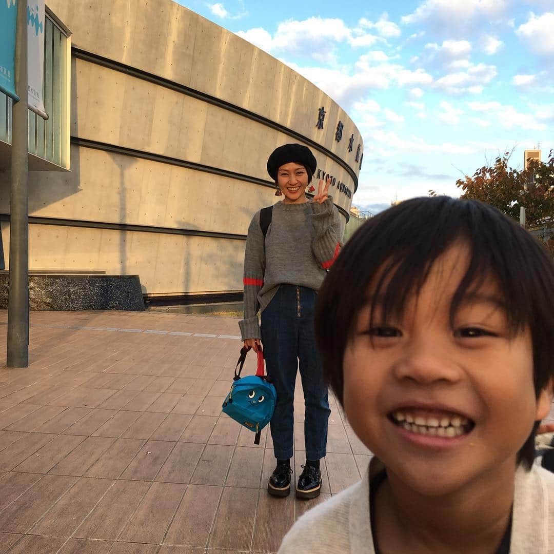 あだち理絵子さんのインスタグラム写真 - (あだち理絵子Instagram)「パパ不在の休日  頑張って #京都水族館 行ってきました。  時間的にすぐ#イルカショー サーカスとコラボしたらしいが  個人的には相乗効果にはなってない😤  子供の目はひくが 団長のキャラも微妙、 イルカちゃん達のマイペースなキャラは良かった😊  やらされる感じゃなく遊んでる感を出したいのかもだけど、前の方が良かった。  その後、 同級生のちーちゃんの お惣菜のプレオープンに。  中高時代の恩師がかけつける、 同級生がめちゃ来る  そんなお店すごいよね😆  今日は子連れで明日 日常なんで早く引き上げましたが、 私、ここにしょっちゅういそうよ😍  #天神橋筋六丁目 #天六バー #酒処ボチボチ  グランドオープンは9日からっ♩」11月4日 20時50分 - adachi.rieko