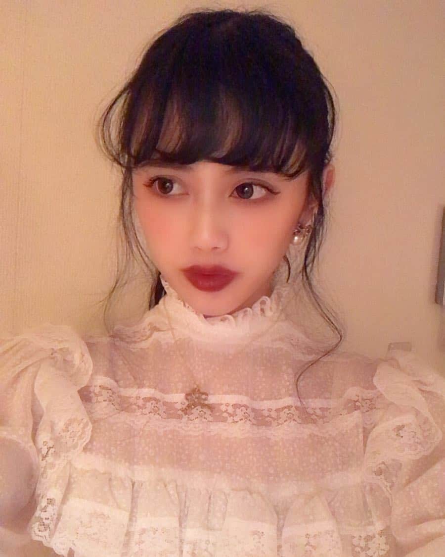酒元麻衣（まいへー）のインスタグラム：「今日は久しぶりに原宿に行きました😽 昨日ひかりさんに頂いたネックレスを さっそくつけました❤︎かわいい❤︎ #Vintageootd#70s#ヴィンテージ」
