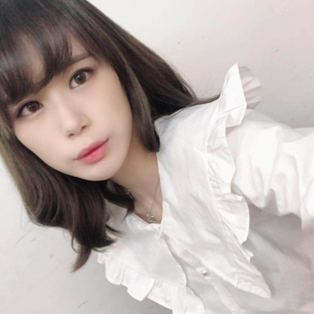 末吉咲子のインスタグラム：「今日のお洋服は、#mellowneon のシャツと#milaowen のスカートでした👗✨スカートは一目惚れだったんだ😍💕 そして！サプライズでカナエさんもこっそり見に来てくれてて😭ファンのみんなに出会えたこともそうだし、私は、周りに人に恵まれたなぁ😭 感謝🙇‍♀️✨✨✨」