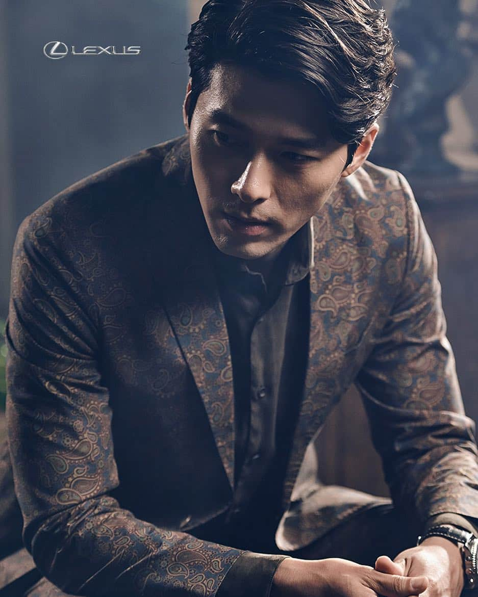 ヒョンビンさんのインスタグラム写真 - (ヒョンビンInstagram)「Lexus ES 300h —— #hyunbin #현빈 #ヒョンビン #玄彬」11月4日 21時00分 - withhyunbin