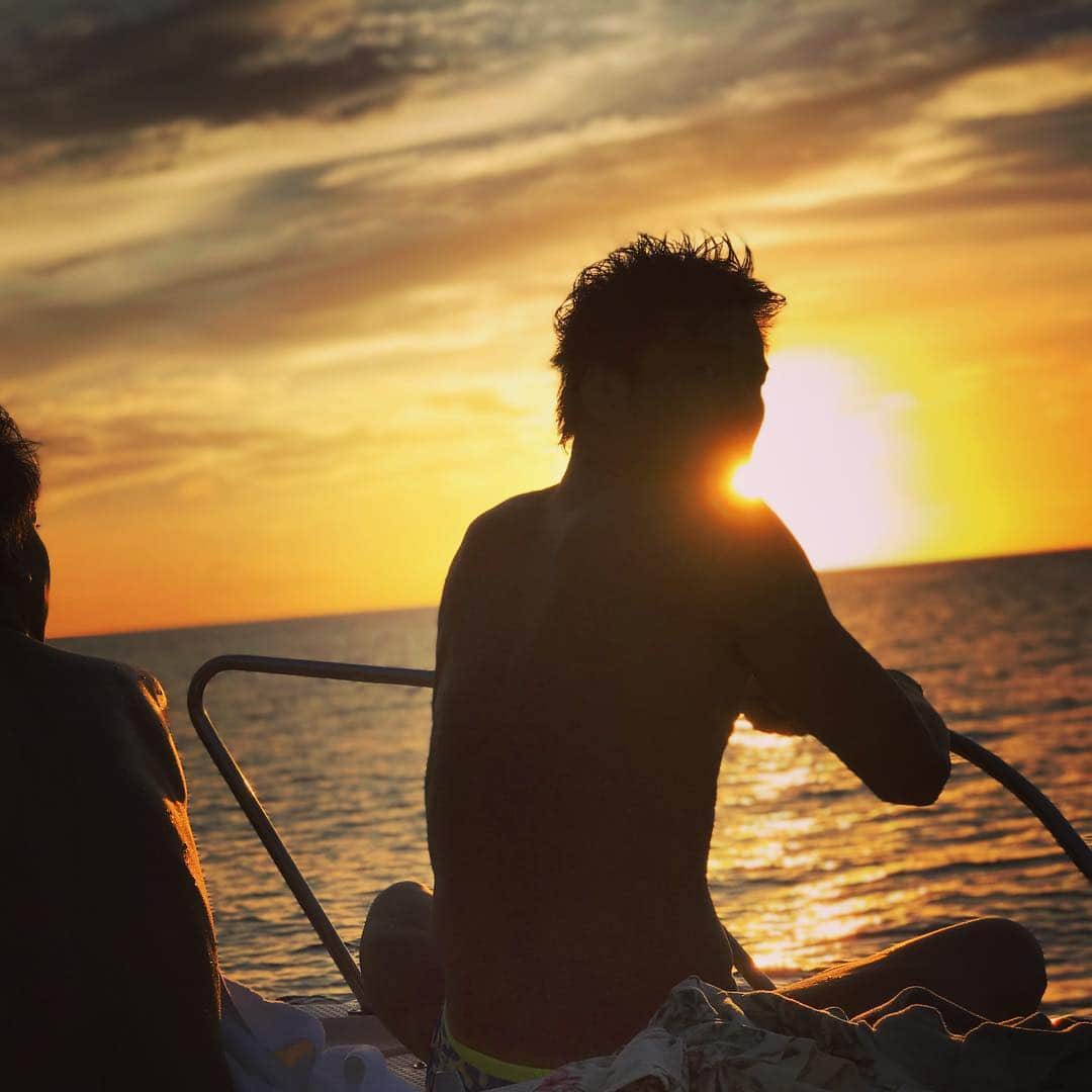 中村克さんのインスタグラム写真 - (中村克Instagram)「グアム合宿第1クール終了！こっち来て約1週間、もうボロボロです、、が、良い感じに練習が出来てます！  午後はオフだったので、友達が船出してくれて海に行きました！  夕焼けがとても綺麗でした！  #guam #夕焼け #綺麗 #いんすたばえってやつ」11月4日 21時39分 - katsumi.221