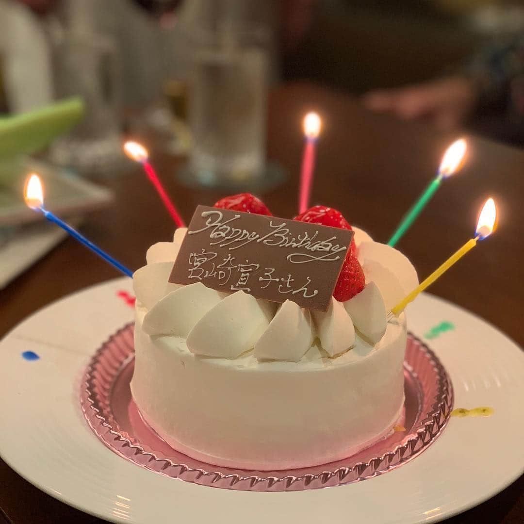 宮崎宣子さんのインスタグラム写真 - (宮崎宣子Instagram)「まさかまさかのお誕生日🎂のお祝いをしてくださいました💕 誕生日は、9月4日でしたが、 一番最後のお祝い🥂っていうことで😊 わざわざ奈良から1時間もかけて会いに来てくれて、 しかもお祝いもしてくれて✨ 本当に感謝です💕 大阪の嬉しい夜でした✨ パパ、ママ、いつも優しくて、暖かくて、会うと元気がでます😌 今日も食べすぎました🤣  #お誕生日のお祝い #サプライズ #奈良から #パパとママ #いつもありがとう #今年最後のお祝い #覚えていてくれてありがとう #嬉しいサプライズ #本当の両親は宮崎」11月4日 21時58分 - miyazaki_nobuko