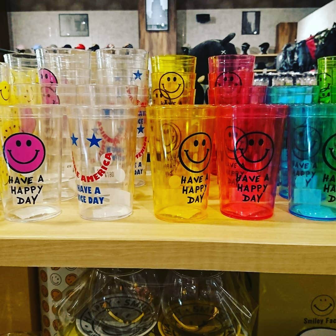 のインスタグラム：「これはもう全部集めたい!!(*^O^*)カラバリ豊富なスマイルグラス♪ #グラス #コップ #コレクション #カラバリ豊富 #色とりどり #ペアグラス #お気に入りのグラス #スマイル #スマイルくん #笑顔 #スマイルマーク #にこちゃん #ニコちゃん #にこちゃんマーク #ニコちゃんマーク #スマイリー #笑顔が素敵 #おしゃれさんと繋がりたい #smile #smiley #フォロバ #フォローミー #follow #followme #follow4follow」