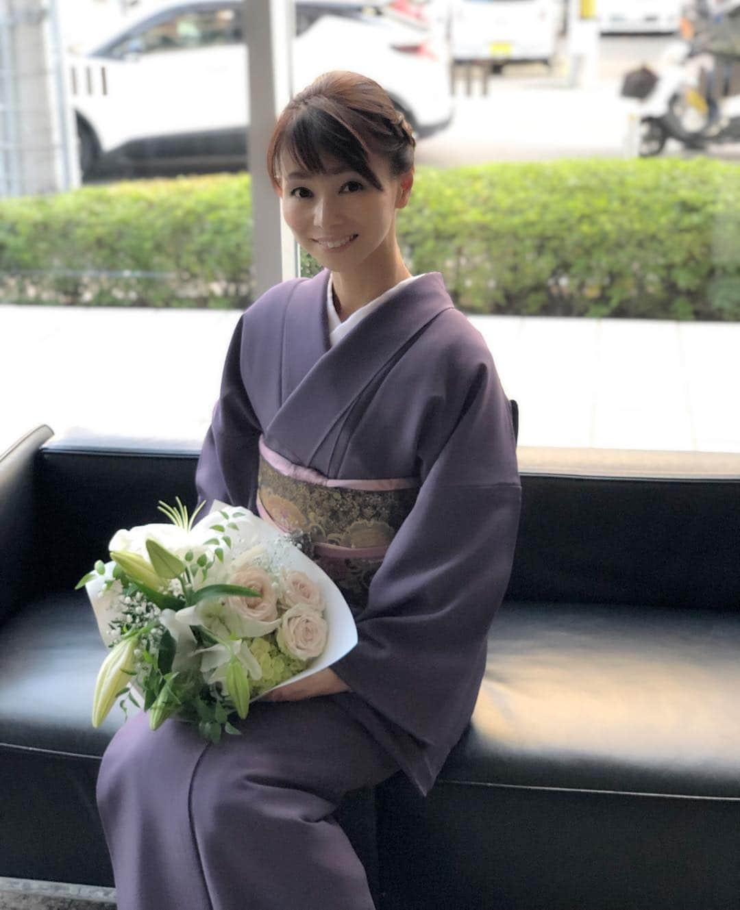 荒生暁子さんのインスタグラム写真 - (荒生暁子Instagram)「16年前、20代に誂えた色無地。 着る機会が無くて 初めて袖を通しました。 大阪に居た頃、 民謡舞踊を習っていて 踊りの先生に見立てて貰ったもの。 眠っていた新品のお着物でお仕事🎤 日本の伝統文化が誇らしく、 年齢と共に深めて行こうと思います。 #色無地#着物#和服#色無地コーディネート  #司会者 #着物で司会」11月4日 23時03分 - akikoarao0904