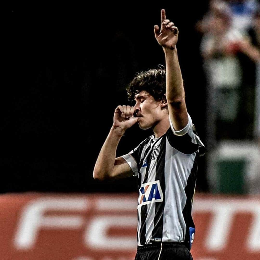 ドドのインスタグラム：「Feliz pelo primeiro gol no @santosfc . Dedicado ao meu sobrinho Gabriel. Seguimos de cabeça erguida, acreditando sempre. #PALxSAN #Classico #Brasileirão2018 📸 @ivanstorti」