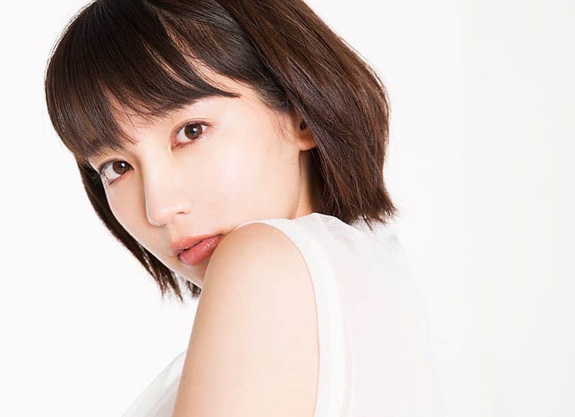のインスタグラム：「最近はよくテレビのない部屋にいても里帆ちゃんの『ギガ盛りー！』って大音量でリビングから聞こえてるのが幸せ😊 あっ『Yしてるー！』も笑笑 #吉岡里帆 #吉岡里帆ちゃん #里帆 #里帆ちゃん #かわいい #美人 #美女 #女優 #ワイモバイル #幸せ  #cm #likeforlikes #instagood #japan」
