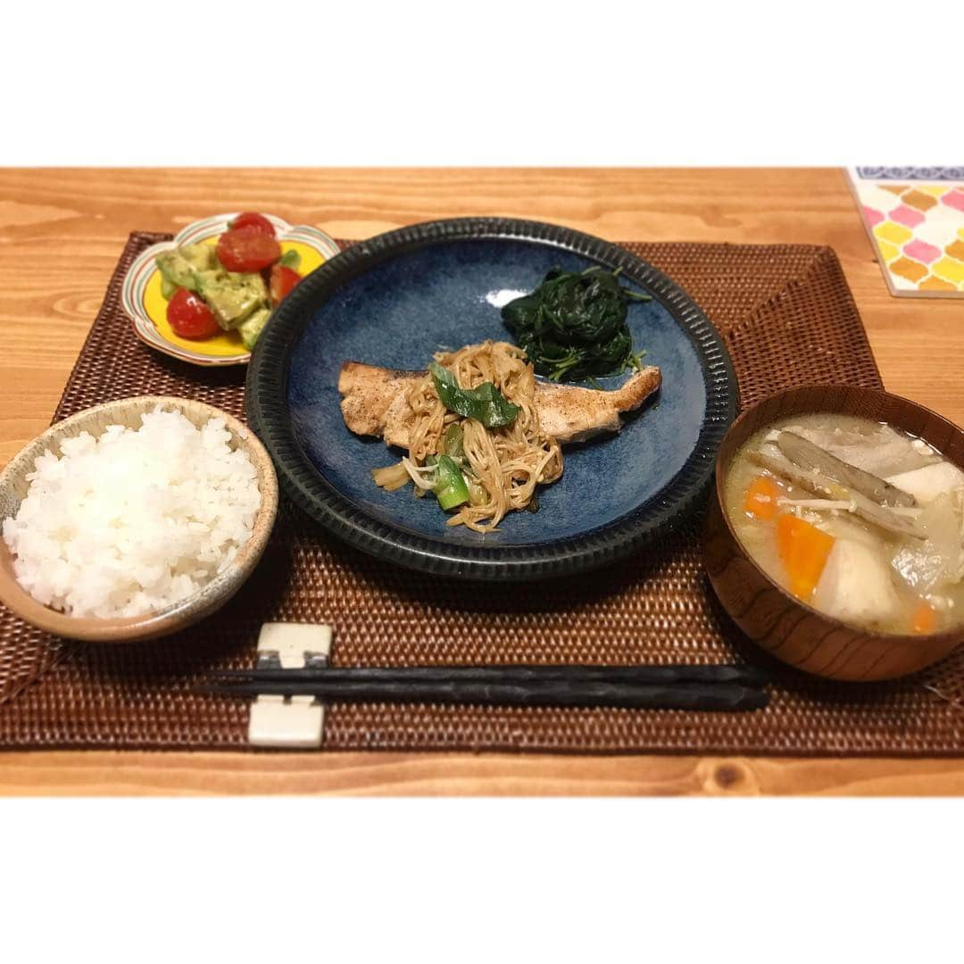 増田有華さんのインスタグラム写真 - (増田有華Instagram)「＊ 本日の夜ご飯でした。  ブリ、豚汁、モロヘイヤのお浸し、トメイロアボカドゥ。 豚汁にはごぼう、里芋、玉ねぎ、人参、こんにゃく、ネギ、えのき、豚肉。具沢山。 美味しゅうできました。 本番も近くなってきてワクワク。 更にブラッシュアップをする為、日々稽古に励んでおります。 まだまだまだまだ！！！ ＊ #増田飯ぃ #食 #自炊 #おうちごはん #お家ご飯 #ひとりごはん #料理好き #体質改善 #cooking #cook #cooklife #smile #enjoy #beauty #eat #instagood #recipe #japanesegirl」11月4日 23時45分 - masuyuka_official