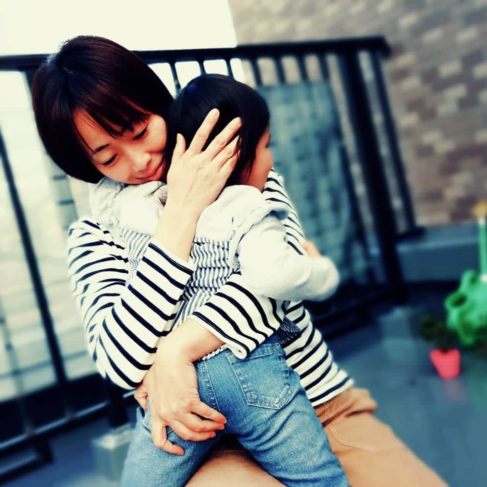 井上和香さんのインスタグラム写真 - (井上和香Instagram)「休日の一枚。 旦那さんが撮ってくれてました😊 こんな風に胸に飛び込んできてくれて、抱きしめられるのはいつまでかな✨ 私にとって幸せな時間です💕 . #おはよう #休日 #家族写真 #娘3歳3ヶ月 #ボーダーとストライプ親子」11月5日 10時53分 - inoue_waka