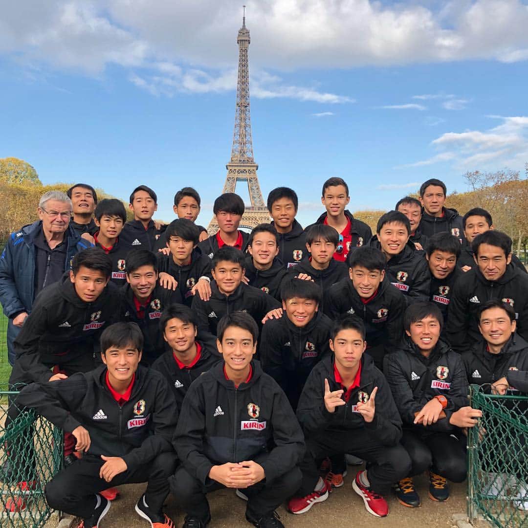 中井卓大（ピピ）のインスタグラム：「Buena experiencia en París con la selección japonesa 👌🇫🇷🇯🇵 Ahora a seguir trabajando💪⚽️🇪🇸 これからも、頑張ります👍 #france #paris #eiffeltower #football #japan」