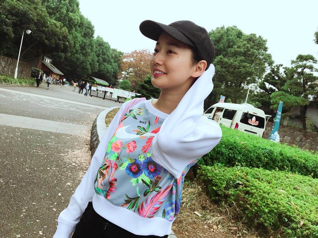 のインスタグラム：「NIKE GILRS CITY RUNというコミュニティに参加して、代々木公園周辺を朝から４キロ走ってきました😊 . 高校生ぶりに走ったから、挫折しそうだったけど、 20人くらいで列をなして走るので、気持ちが折れず何とか完走しました😂 . メニューも ４キロRUN→筋トレ→ヨガ とみっちりなので、翌朝の今、筋肉痛で動けないです👏笑 . 紅葉を見ながら外を走るのも最高に気持ちよかったな(*´ー｀*) . また機会があれば参加してみよう🤘✨ . 皆さま本日も楽しい一日を！💓 . #NIKEGILRSCITYRUN #NIKE #nikewears #代々木公園ラン #followｍe #asiangirls #japanesegirl」