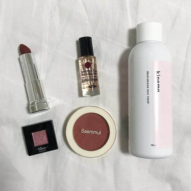 skincare in progress A daily does of Tokyoのインスタグラム：「\\ #みんなのスキンケア で、みんなの色んなキネマの使い方が見れます // . kinemaを使ってくれた、@___a9512 さんのコメント👇🏻 ------ 🖤 最近のお気に入りたち 🖤 左からメイベリンのカラーセンセーショナルリップ（B モード バーガンディ）、and other stories のロールオン香水、kinema のモイスチャーライジング・スキントナー、 the saem の チーク（RD02 ドライローズ）、ヴィゼのシングルアイカラー（021） ------ わ〜お気に入りに入れたの嬉しいです👀💓 . キネマちゃんを使うだけで、その日の化粧ノリが全然かわってくるので、皆さんもぜひお試しあれ😋 . 素敵な投稿をしてくださった @___a9512 さん🐝⋆*ﾟ∗ . ありがとうございました👍 ------------ 💁 @kinema.tokyo は、敏感肌でも使える優しい拭き取り化粧水 👉 #みんなのスキンケア でみんなのkinemaの使い方が見れるよ 🏷現在予約販売のみ受付中です。」