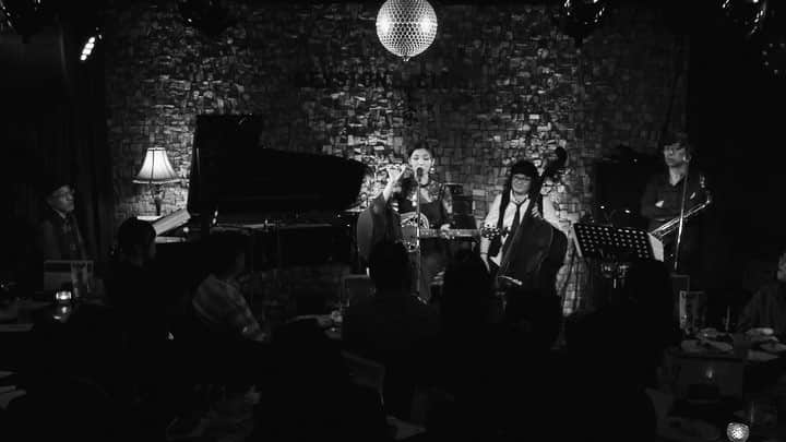 dorlisのインスタグラム：「ジョセのピックをめぐり、オークションが始まる。の巻 #dorlis #ライブ #オークション #ピック #100円だあ #結局売らない #高値 #次は #12月22日 #岡山 #城下公会堂」