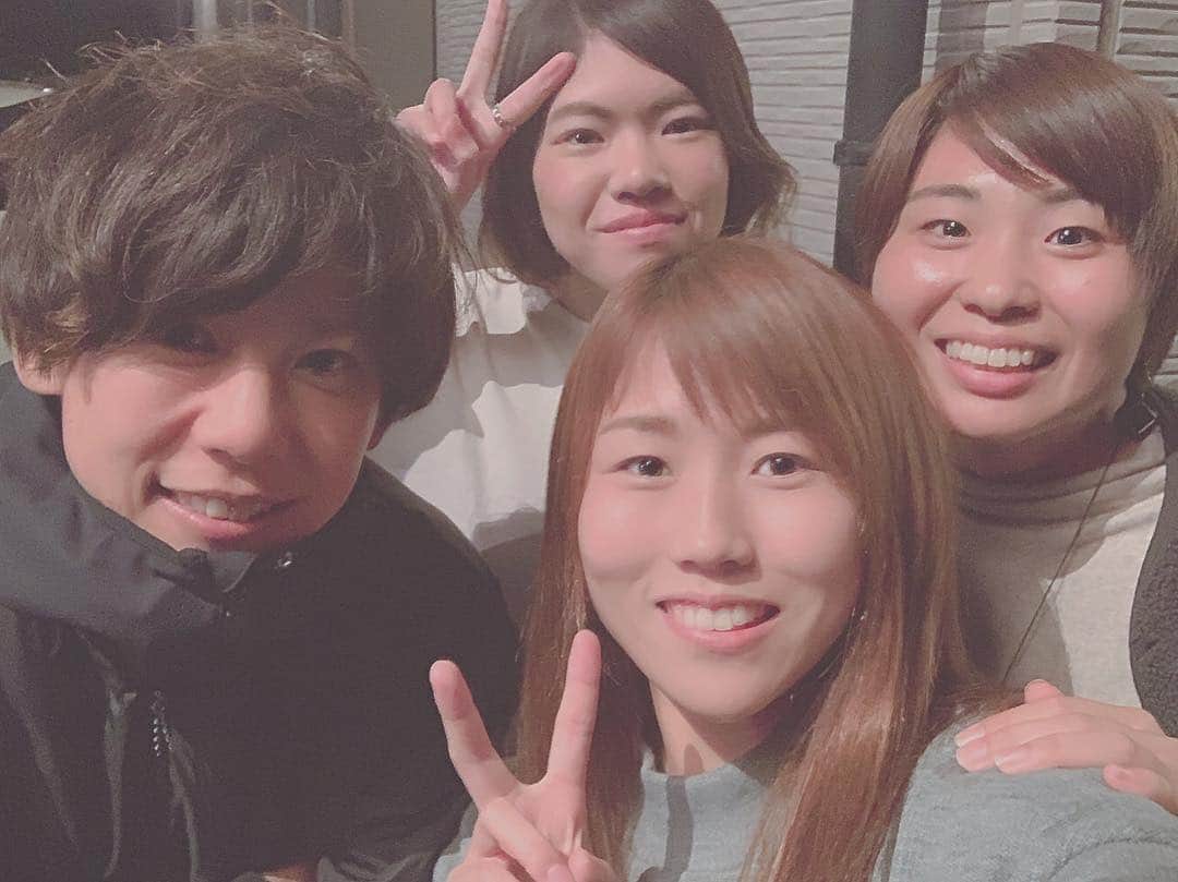 八坂芽依のインスタグラム：「2018.11.4 大好きな先生に、大好きな同期に会いに姫路へ行ってきました💓 怒られまくってたけど、 今となっては笑い話🤣 今となっては、Family⚽️⚽️ ほんと、四年経っても先生いけめーん☺️👏💓 あ、一応先輩になる。 #アルビ #96年組 #日ノ本 なんや感や一番落ち着く😭💓」