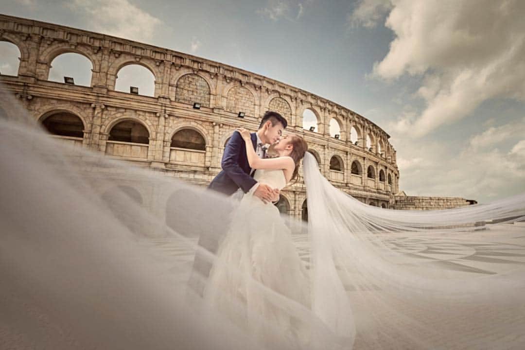 Famarryのインスタグラム：「A prewedding shoot at a Roman Amphitheater. Let us make your photoshoot dreams a reality. Contact us today. :) #QueenWeddingPhotography 夢のカップル撮影を一緒に実現しませんか？ ーーーーーーーーーーーーーーーーーーーーーーー Want to plan your own overseas photoshoot? Check us out at  @famarry_jp or our website! くわしくは@famarry_jpプロフィールのURLから！ ーーーーーーーーーーーーーーーーーーーーーーー どこでもフォトウェディングの最高の舞台に。もっとクリエイティブに、もっと自由に。最安値で理想の撮影を実現。 国内、海外の700人以上のプロフォトグラファーが登録。ロケーション、ウェディング当日撮影、ハネムーンフォトも思いのままに。 ——— #ウェディング撮影といえばファマリー #出張カメラマン #出張撮影 #前撮り #後撮り #ロケーション撮影 #ウェディングフォト #フォトウェディング #ウェディングフォトグラファー #ロケーションフォト #結婚写真 #花嫁準備 #結婚 #結婚準備 #写真家 #famarry #ファマリー  #weddingphotos #destinationwedding #prewedding #preweddingphotos #weddingphotographer #weddingphotoinspiration #weddingseason #weddingideas #destinationphotographer #honeymoon #weddingphoto #bride」