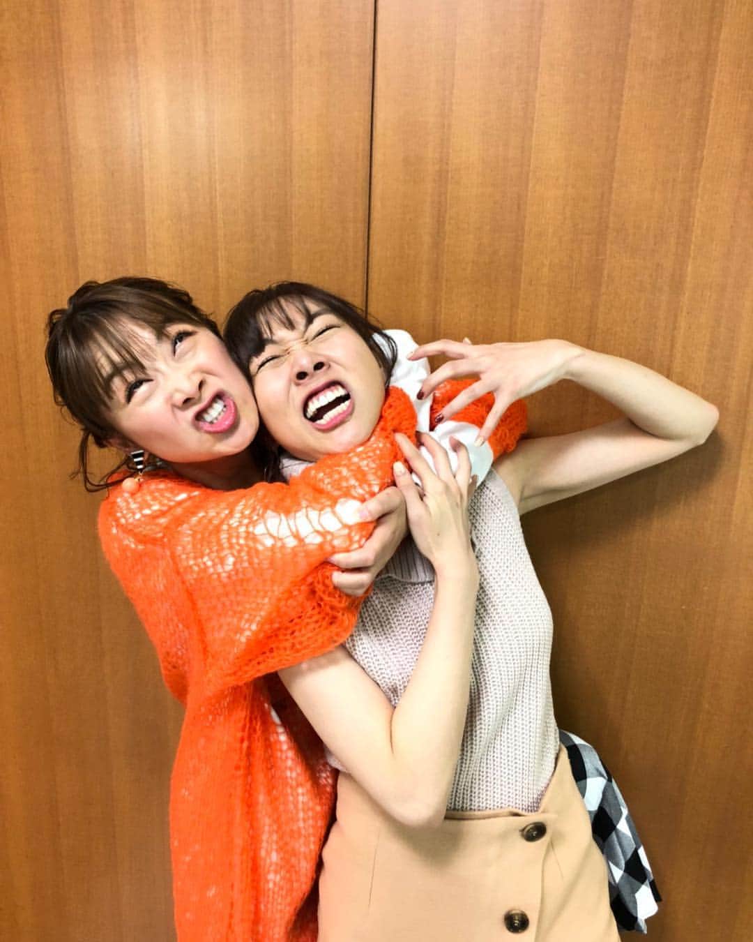 鈴木奈々さんのインスタグラム写真 - (鈴木奈々Instagram)「昨日、サンジャポ終わりに須田亜香里ちゃんの楽屋に行ってチョークスリーパーを決めました！！笑笑 うちらの顔ヤバイよー！！！ 須田亜香里ちゃんアイドルなのに、 こんな顔して大丈夫かな？笑笑 そんな須田ちゃんが大好きです♡♡♡ #サンジャポ終わりに #須田亜香里ちゃんを #チョークスリーパー #全力の変顔 #最強です #いつもありがとう」11月5日 19時49分 - nana_suzuki79