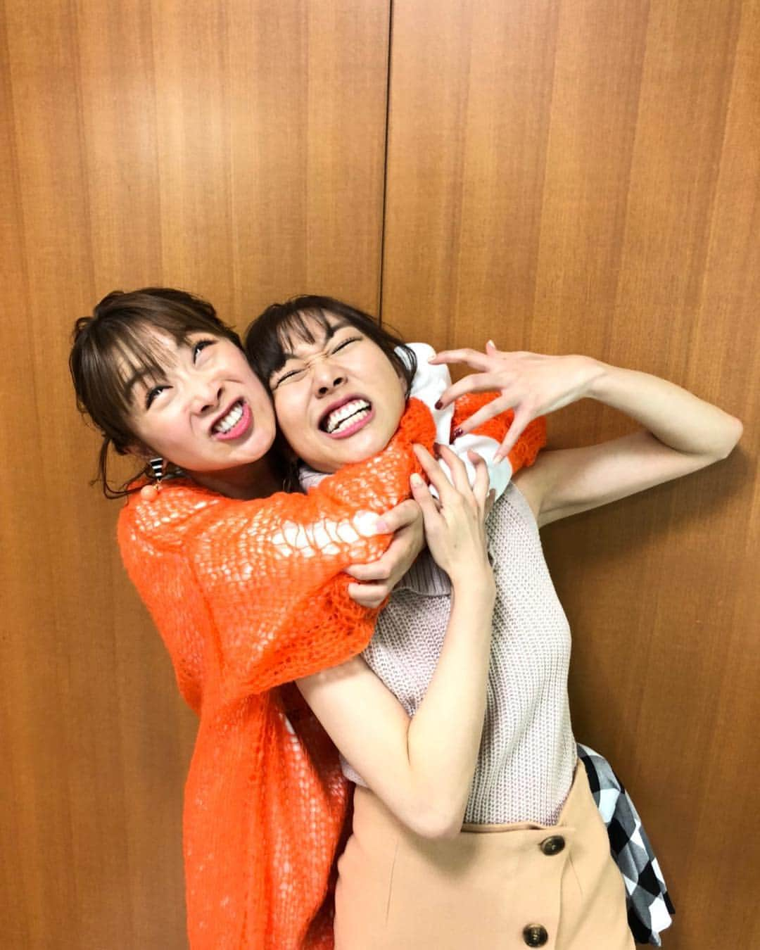 鈴木奈々さんのインスタグラム写真 - (鈴木奈々Instagram)「昨日、サンジャポ終わりに須田亜香里ちゃんの楽屋に行ってチョークスリーパーを決めました！！笑笑 うちらの顔ヤバイよー！！！ 須田亜香里ちゃんアイドルなのに、 こんな顔して大丈夫かな？笑笑 そんな須田ちゃんが大好きです♡♡♡ #サンジャポ終わりに #須田亜香里ちゃんを #チョークスリーパー #全力の変顔 #最強です #いつもありがとう」11月5日 19時49分 - nana_suzuki79