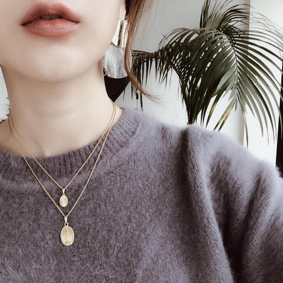 のインスタグラム：「毎年秋に1番付けてるリップは M.A.Cのタッチ♡ ブラウン寄りの赤リップだよー😋💕 ・ ・ ・ ・ #midastouch #accessory #天然石#アクセサリー#naturalstone#japan#ミダスタッチ#gold#quartz#ネックレス#重ね付け#lip#Mac#コスメ#リップ#make#makeup#cosme」