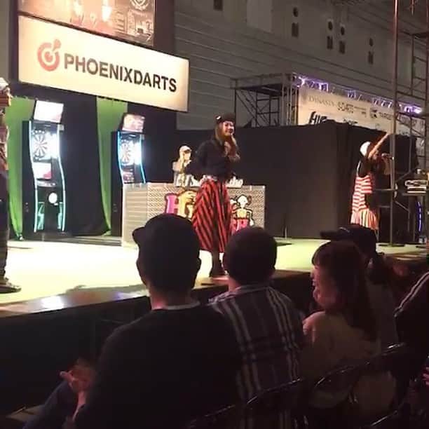 柴田英嗣のインスタグラム：「「Darts To The Beat！」 #ダーツの歌 #一生懸命歌ってみた #雰囲気でラッパーの方の様に動いてみるも #なんかちょっと違うねと言う意見多数あり #お恥ずかしい #ダーツしてる人なら絶対共感ソング #ハイパーヨーヨ  #Phoenix darts」