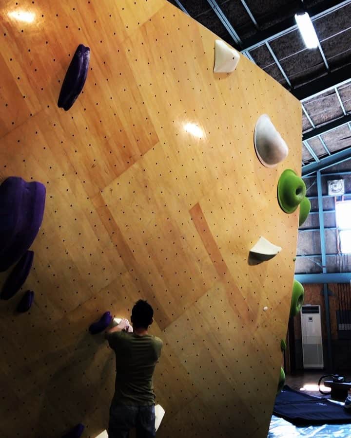 のインスタグラム：「賞味期限3日の初段⚡️ Only 3days V7!! #BoulderingSpot9A #BS9A #9A #ポップコーンボーイ #dyno #Boulderingjym #climbingjym #ボルダリング #Bouldering  #クライミング #climbing #山口県 #山口 #防府 #防府市 #YAMAGUCHI #HOFU」