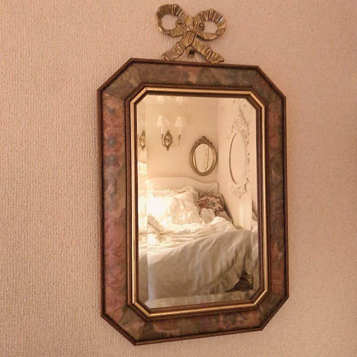 酒元麻衣（まいへー）さんのインスタグラム写真 - (酒元麻衣（まいへー）Instagram)「ROOM🚪 真鍮リボンのハンガーフックに  Vintageミラーを掛けました❤︎ #myroom#antique#Vintage#victorianroom#インテリア#アンティーク」11月5日 12時35分 - maihee