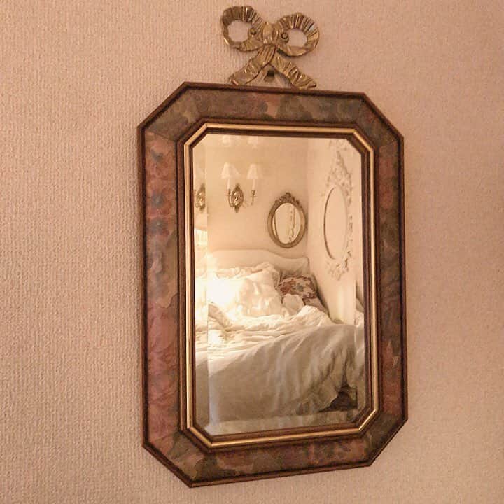 酒元麻衣（まいへー）のインスタグラム：「ROOM🚪 真鍮リボンのハンガーフックに  Vintageミラーを掛けました❤︎ #myroom#antique#Vintage#victorianroom#インテリア#アンティーク」