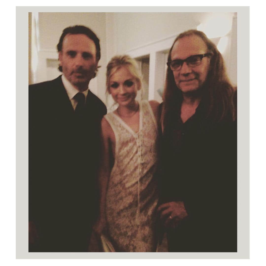 エミリー・キニーさんのインスタグラム写真 - (エミリー・キニーInstagram)「Found this blurry but beautiful pic of Andy, me, and @gnicotero at the Saturn Awards awhile back. ❤️💛❤️ Congrats Andy! So proud to have gotten to learn from you and to work with you and the whole crew. #twdfamily #andrewlincoln」11月5日 13時06分 - emmykinney