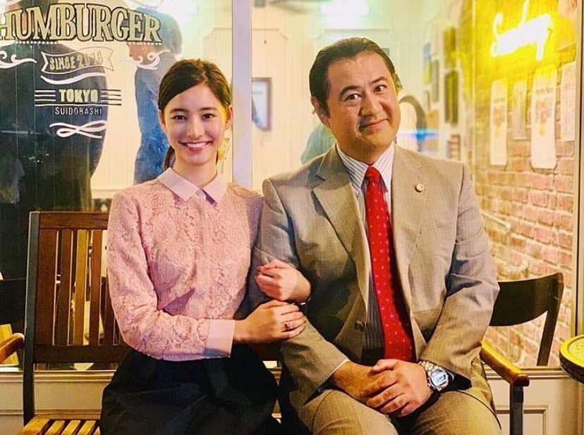 新木優子さんのインスタグラム写真 - (新木優子Instagram)「今夜９時から"SUITS"第５話が放送です☺️‼︎ 放送前にインスタライブをやりますのでお時間ある方はそちらも楽しんでいただければ嬉しいです☺️‼︎ 写真は４話の最初のクイズ大会でのオフショット‼︎ めずらしい蟹江先生と腕を組んでのショット☺️‼︎ #ドラマスーツ #SUITS」11月5日 13時10分 - yuuuuukko_