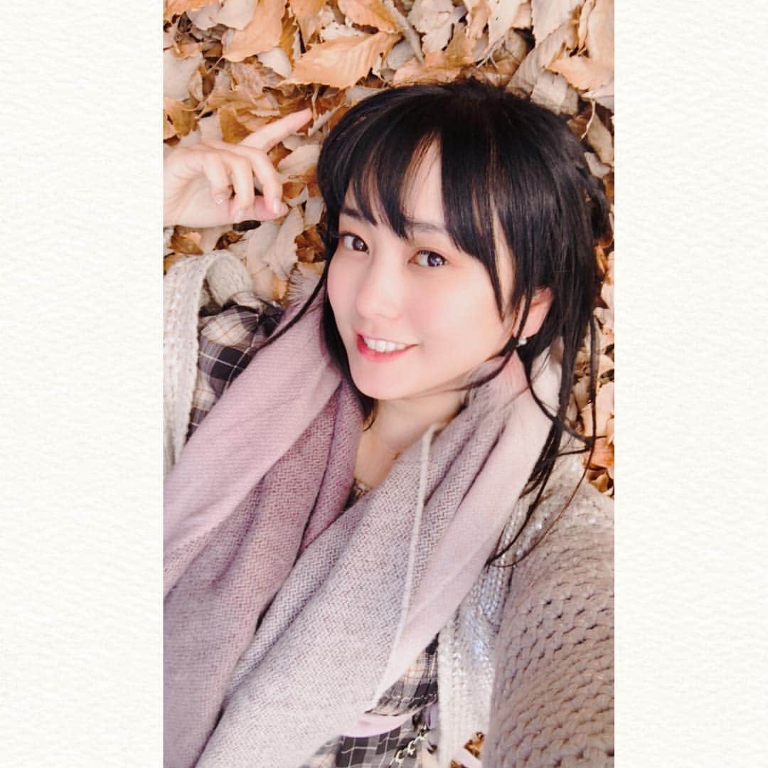 脊山麻理子のインスタグラム：「秋大好きです♡集めた枯葉のベッドで寝っ転がると、秋だなあってかんじるにゃん ＃軽井沢 #Karuizawa #別荘 #落ち葉 #枯葉 #ごろりんちょ」