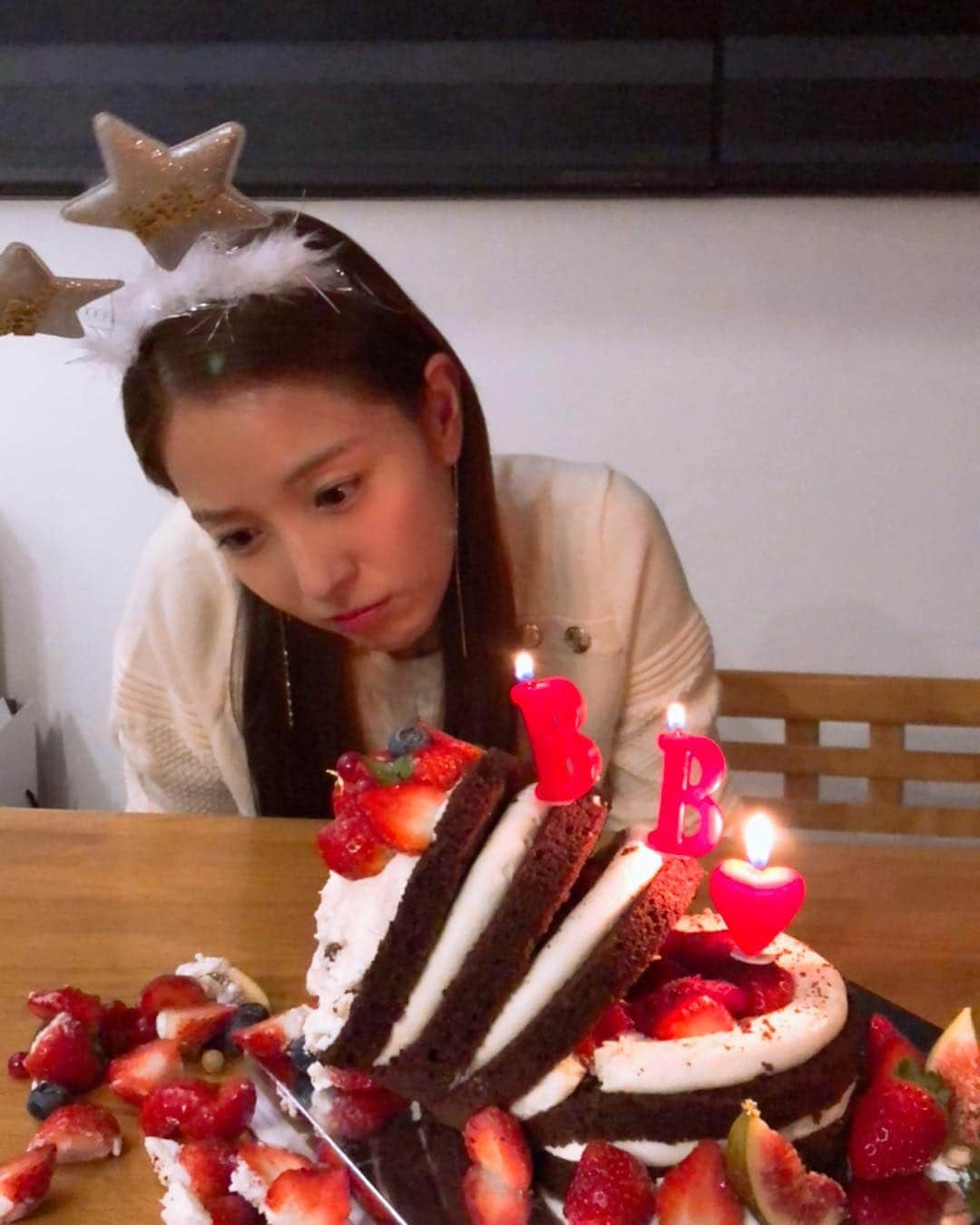 BoAさんのインスタグラム写真 - (BoAInstagram)「Yeah! Thnx for celebrating my Bday😘 what’s wrong with the cake? 🎂」11月5日 20時24分 - boakwon