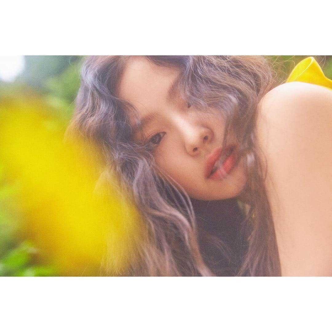 BLACKPINKさんのインスタグラム写真 - (BLACKPINKInstagram)「#BLACKPINK #블랙핑크 #JENNIE #제니 #SOLO #PHOTOBOOK #20181115 #OFFLINERELEASE #YG」11月5日 15時00分 - blackpinkofficial