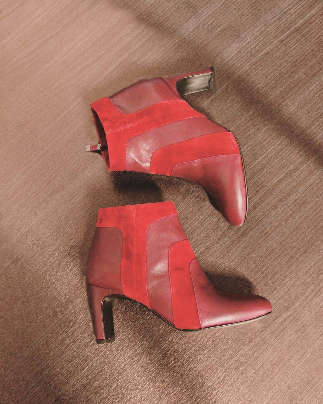 アルベルトフェルマーニのインスタグラム：「Put some color ankle boots in our rainy monday !  Discover our shop online albertofermani.it  #albertofermani #ankleboots」